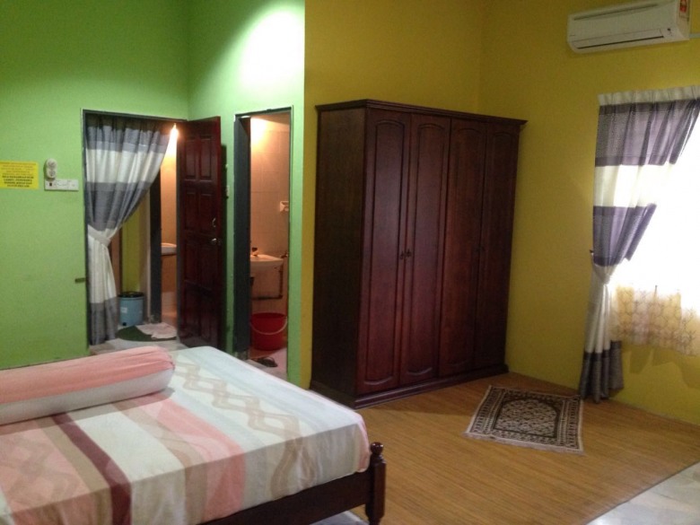 Inap Selesa Teratak Miraz Taman Suria Kluang Homestay Johor Bilik Tidur Utama